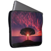 Schöne Landschaft mit der Sonne, die hinter ein Laptopschutzhülle (Vorne Rechts)