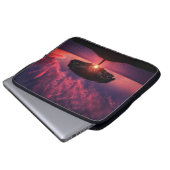 Schöne Landschaft mit der Sonne, die hinter ein Laptopschutzhülle (Vorne Knopf)