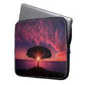 Schöne Landschaft mit der Sonne, die hinter ein Laptopschutzhülle (Vorderseite Links)