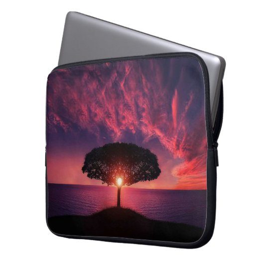 Schöne Landschaft mit der Sonne, die hinter ein Laptopschutzhülle (Vorderseite Links)