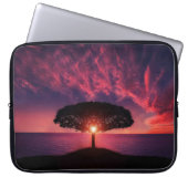 Schöne Landschaft mit der Sonne, die hinter ein Laptopschutzhülle (Vorderseite)