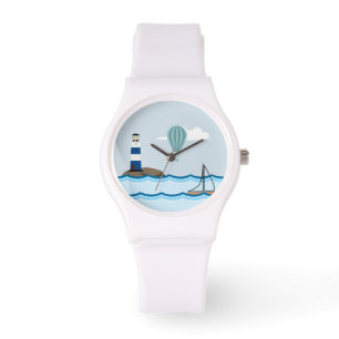 Schöne Landschaft mit Leuchtturm und Segelboot Armbanduhr