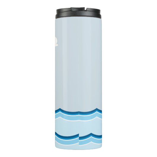 Schöne Landschaft mit Leuchtturm und Segelboot Thermosbecher (Rückseite)