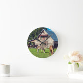 Schöne Landschaft mit Pferden und Stall Runde Wanduhr (Zuhause)