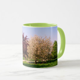 Schöne Landschaft und Bäume Tasse