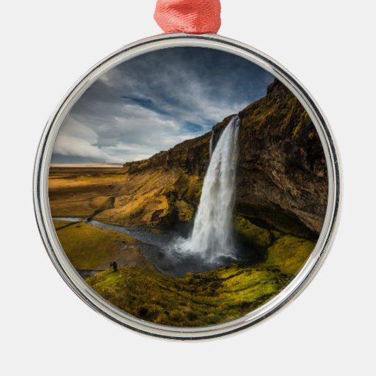 Schöne Landschaftsansicht von Seljalandsfoss Ornament Aus Metall (Vorne)