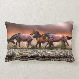 Schöne laufende Pferde in der Brandung Lendenkissen