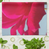 Schöne, liebevolle Rose Rot gegen Blau Geschirrtuch (Gefaltet)