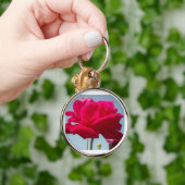 Schöne, liebevolle Rose Rot gegen Blau Schlüsselanhänger (Hand)