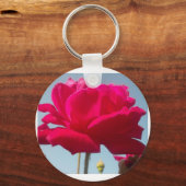 Schöne, liebevolle Rose Rot gegen Blau Schlüsselanhänger (Vorderseite)