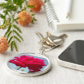 Schöne, liebevolle Rose Rot gegen Blau Schlüsselanhänger (Seite)