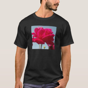Schöne Liebliche Himmlische Rose Rot Gegen Blau T-Shirt