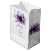 Schöne Lila Blume Hochzeit Mittlere Geschenktüte (Vorderseite Schrägansicht)