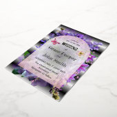 Schöne lila Blumenhochzeit Folieneinladung (Gedreht)