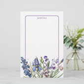 Schöne Lila Floralien und Lila Rahmen Briefpapier (Stehend Vorderseite)