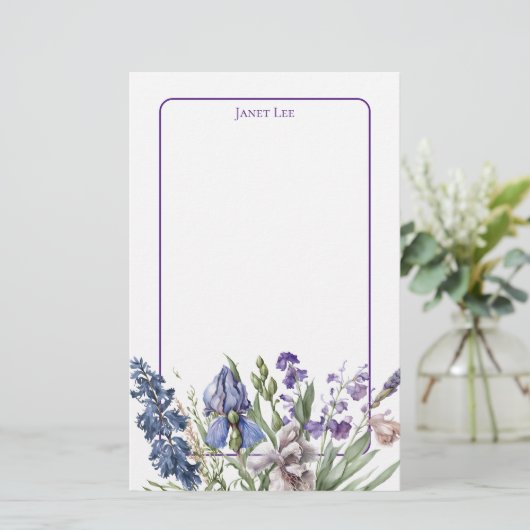 Schöne Lila Floralien und Lila Rahmen Briefpapier (Stehend Vorderseite)