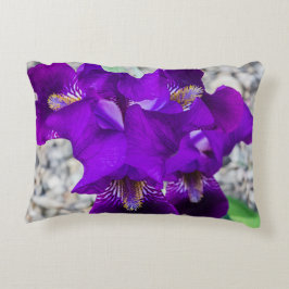 Schöne lila Iris Dekokissen