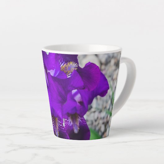 Schöne lila Iris Milchtasse (Rechte Ecke)