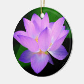 Schöne lila Lotos-Blume im Wasser Keramikornament (Links)