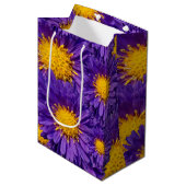 Schöne Lila Michaelmas Daisies Mittlere Geschenktüte (Vorderseite Schrägansicht)