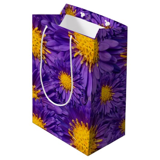Schöne Lila Michaelmas Daisies Mittlere Geschenktüte (Rückseite Schrägansicht)