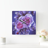 Schöne Lila Neon-Rose und Lady Bug Quadratische Wanduhr (Zuhause)