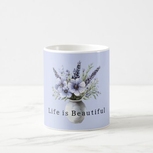 Schöne lila violette Blumen in der Vase Kaffeetasse (Mittel)