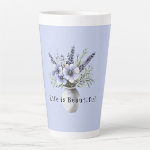Schöne lila violette Blumen in einer Vase Milchtasse