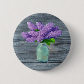Schöne Lilacs im rustikalen Mason Jar Button (Vorderseite)