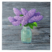 Schöne Lilacs im rustikalen Mason Jar Fliese (Vorderseite)