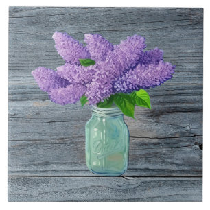Schöne Lilacs im rustikalen Mason Jar Fliese