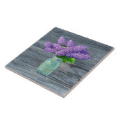 Schöne Lilacs im rustikalen Mason Jar Fliese (Seite)