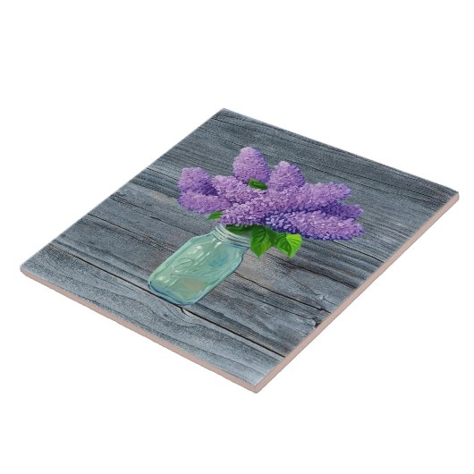 Schöne Lilacs im rustikalen Mason Jar Fliese (Seite)