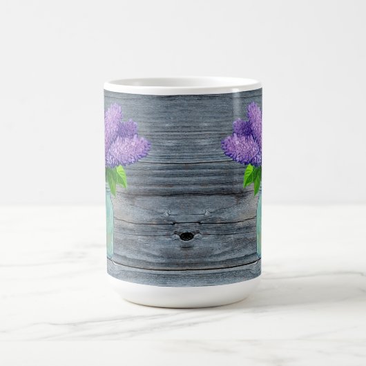 Schöne Lilacs im rustikalen Mason Jar Kaffeetasse (Mittel)