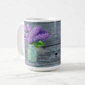 Schöne Lilacs im rustikalen Mason Jar Kaffeetasse (Vorderseite Links)
