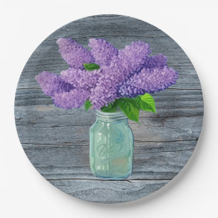 Schöne Lilacs im rustikalen Mason Jar Pappteller