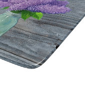 Schöne Lilacs im rustikalen Mason Jar Schneidebrett (Ecke)