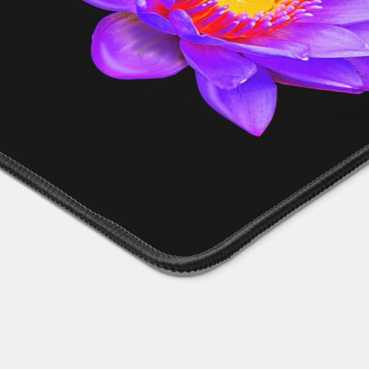 Schöne Lotus-Blume in Schwarz Schreibtischunterlage (Ecke)