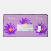 Schöne Lotus Blume über Violet Schreibtischunterlage (Tastatur & Maus)