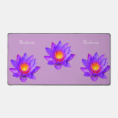 Schöne Lotus Blume über Violet Schreibtischunterlage (Vorderseite)