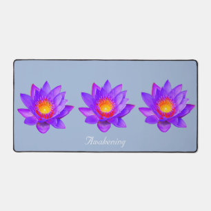 Schöne Lotusblumen auf Hellblau Schreibtischunterlage