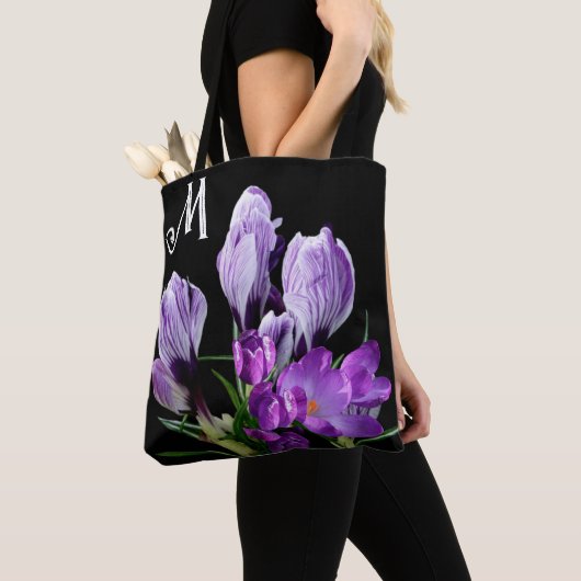 schöne M Monogramm hübsche lila Crocus-Blume Tasche (Von Nahem)