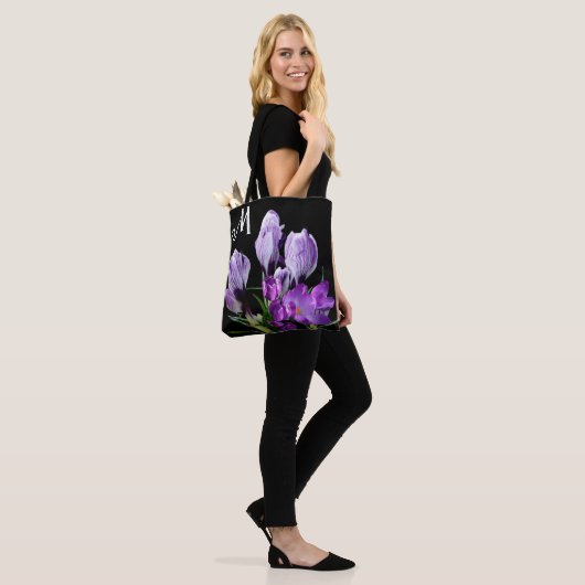 schöne M Monogramm hübsche lila Crocus-Blume Tasche (Am Model)