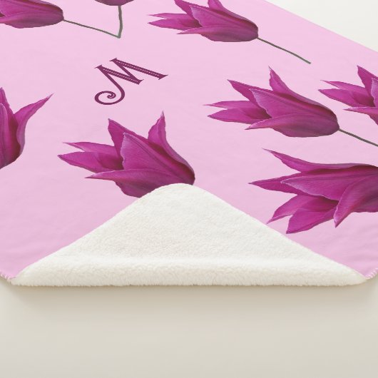 Schöne M Monogramm hübsche rosa Tulpen Sherpadecke (3/4)