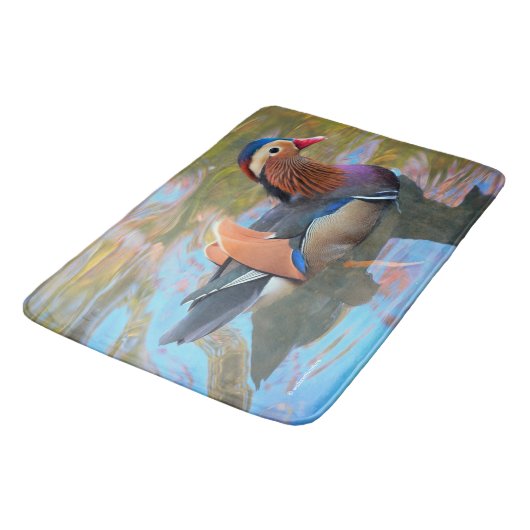 Schöne Mandarin-Duck im Teich Badematte (Schrägansicht)