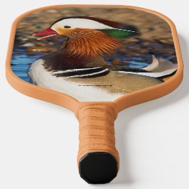 Schöne Mandarin-Duck im Teich Pickleball Schläger