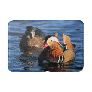 Schöne Mandarin- und Holzducken am Teich Badematte