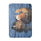 Schöne Mandarin- und Holzducken am Teich Badematte (Vorderseite Vertikal)