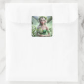 Schöne May Fairy in Lilies of the Valley Quadratischer Aufkleber (Tasche)