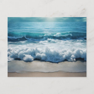 Schöne Meereswellen, die am Strand brechen Postkarte
